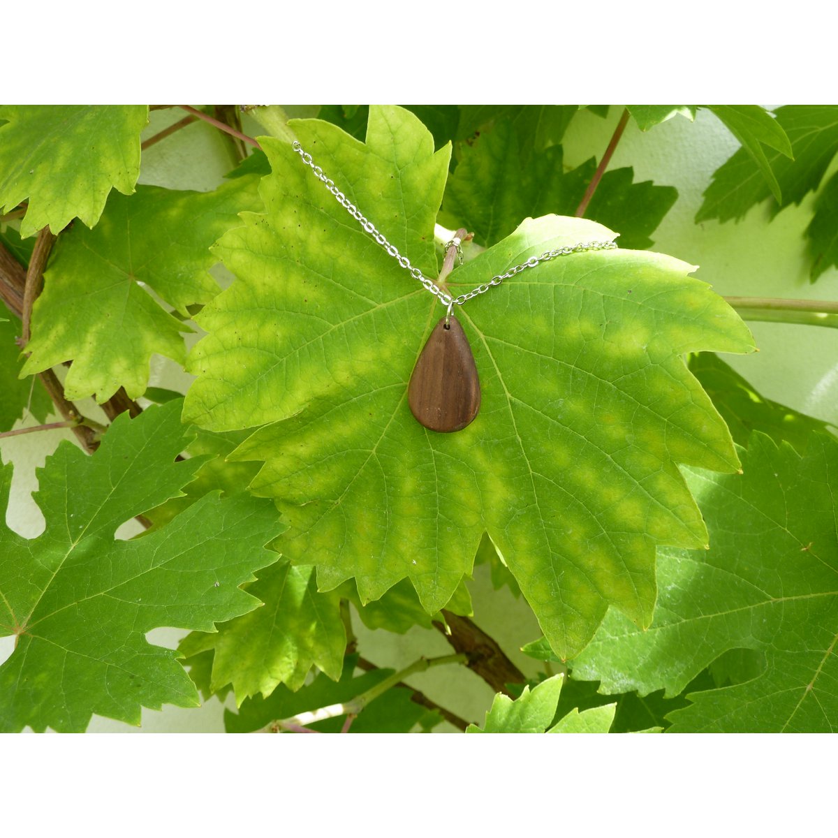 Collier en forme de goutte élégante en bois de noyer foncé, chaîne gourmette argentée en acier inoxydable, fait main