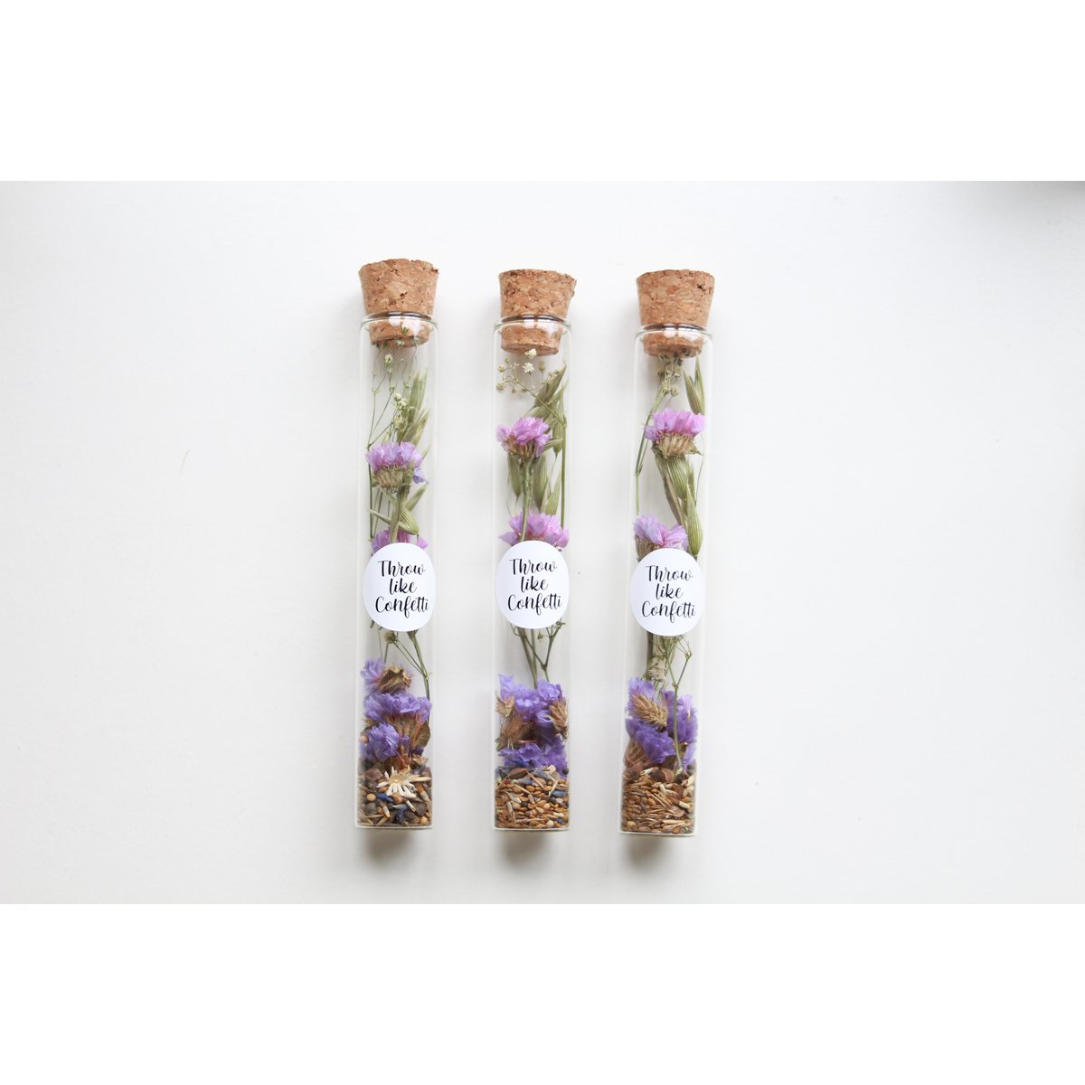 Droogbloemen Statice + bloemzaadjes in een fles met sticker