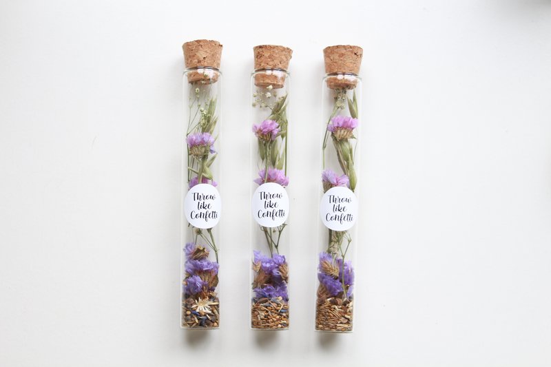 Trockenblumen Statice + Blumensamen in einer Flasche mit Aufkleber
