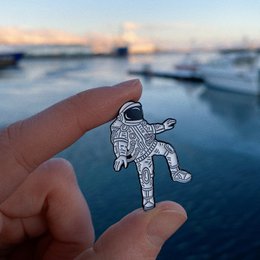 Email Pin "Astronaut"