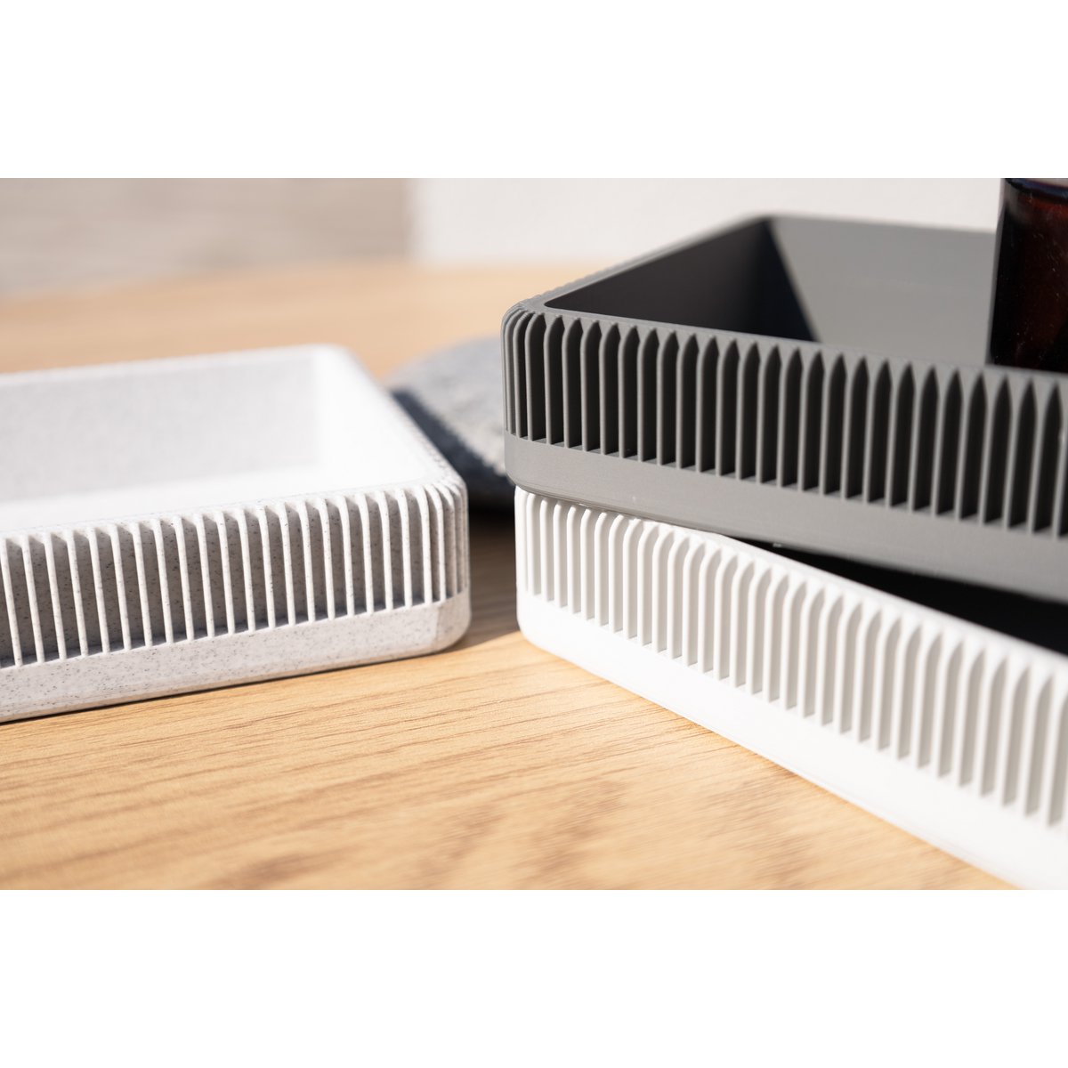 Schlanke, rechteckige Tabletts in kühlen Farbtönen – modernes geripptes Design, perfekt für den Schreibtisch, den Eingangsbereich, den Couchtisch oder die Organisation zu Hause