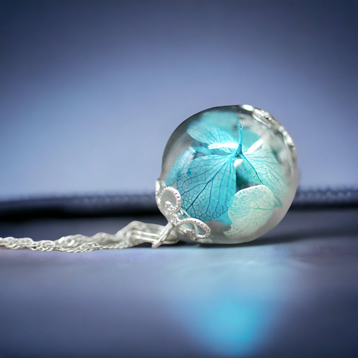 Levensvreugde in glas en zilver: hortensiabloemen in een transparante glazen bol aan een 925 sterling zilveren ketting - K925-98