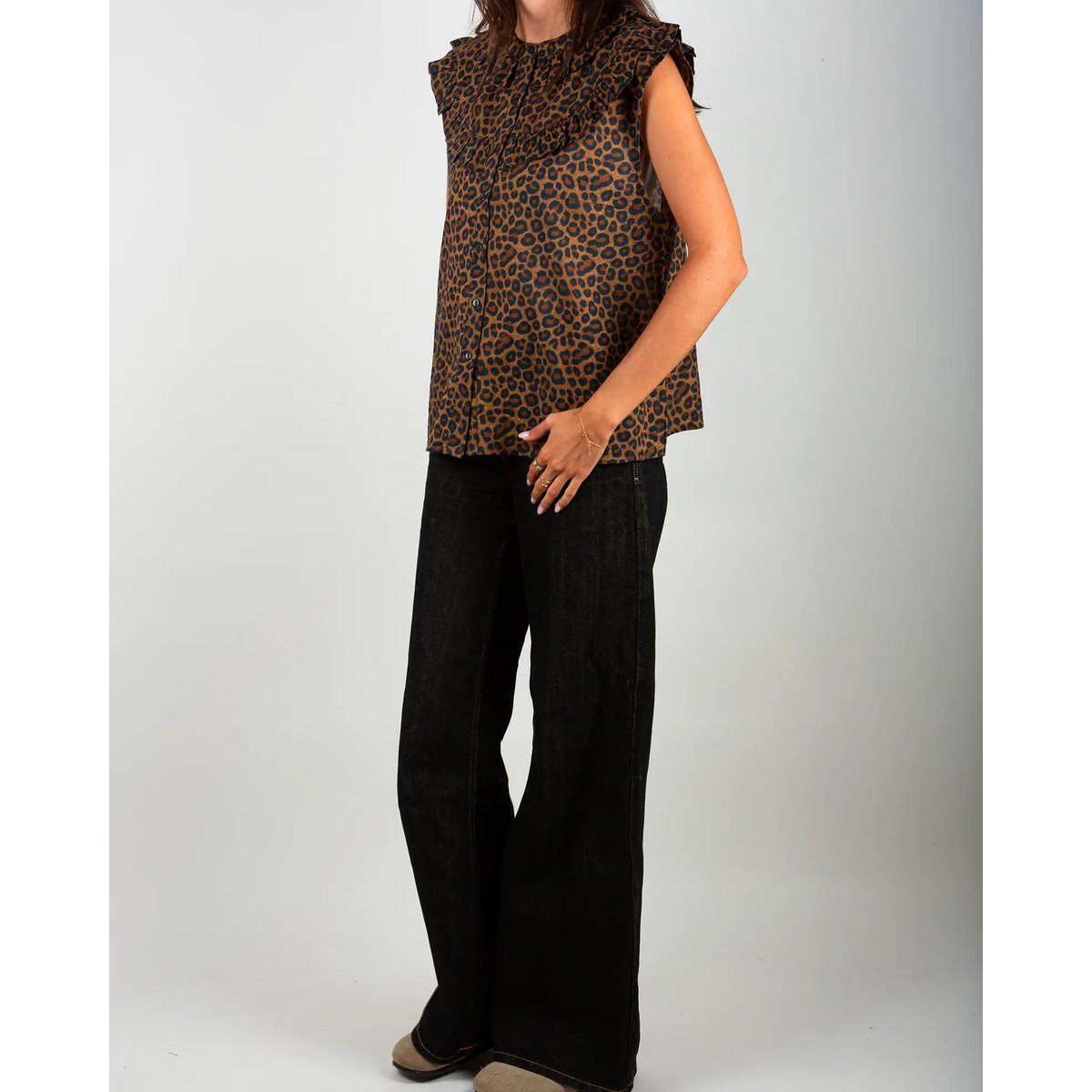 Mouwloze damesblouse met luipaardprint en ruches
