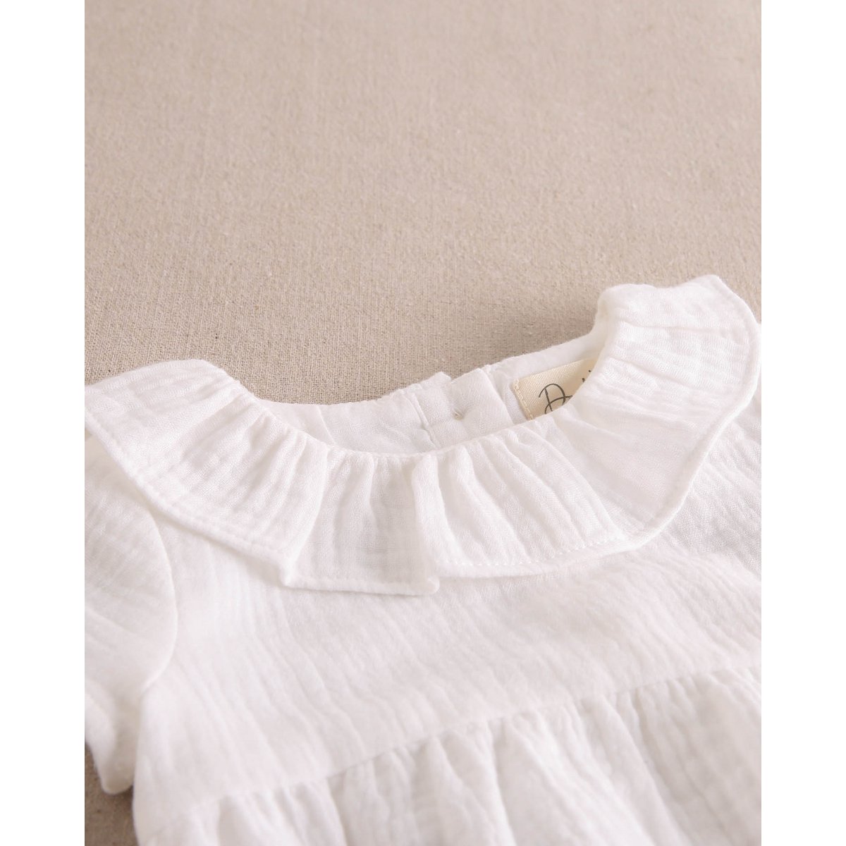 Weißer Chiffon-Baby-Strampler der weißen Baby Jungen mit Rüschenkragen M92-21510134
