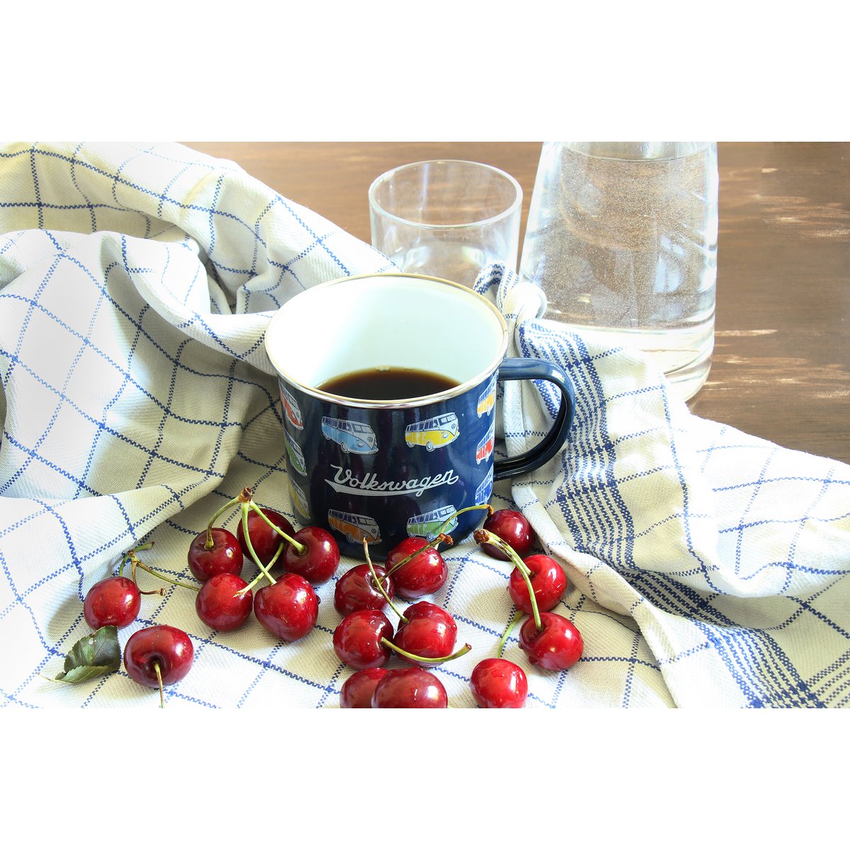 Volkswagen VW T1 Bus Emaille-Tasse, 500 ml, in Geschenkbox – Bus Parade/Blau