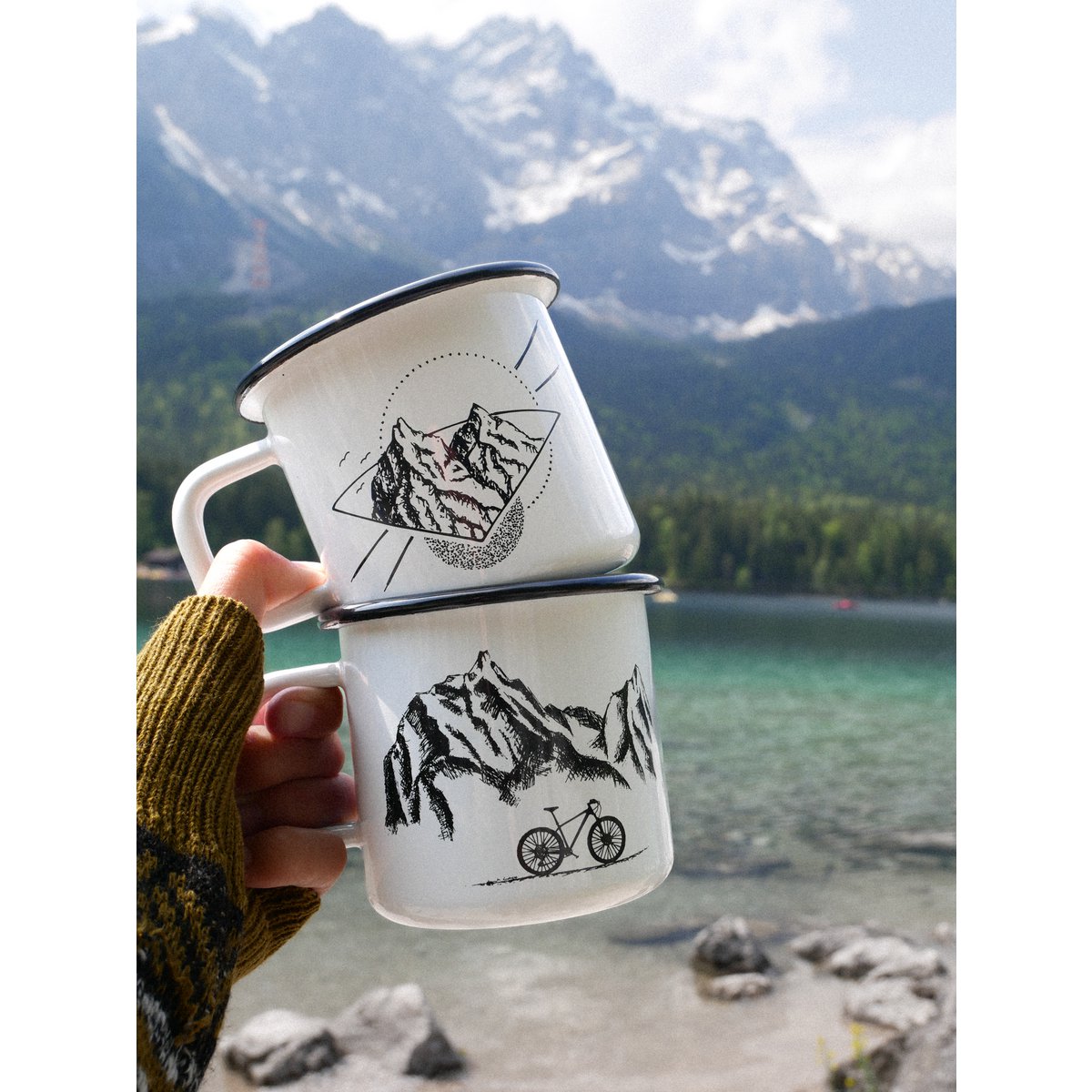 Taza esmaltada montañas y rueda.