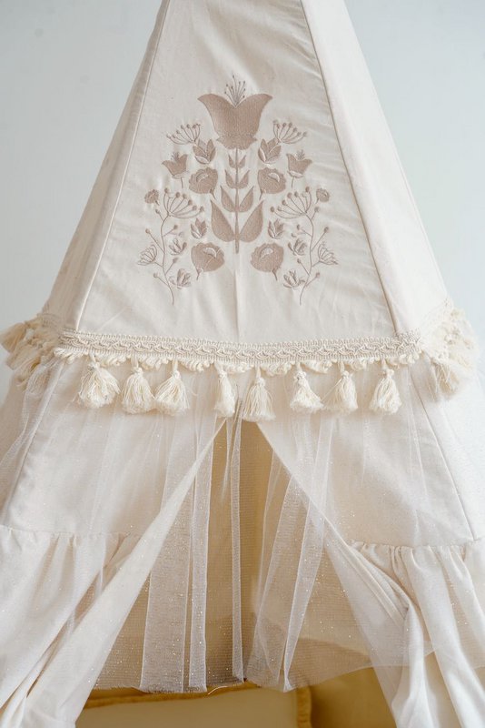 “Boho” tipitelt med dikkedarer og broderi