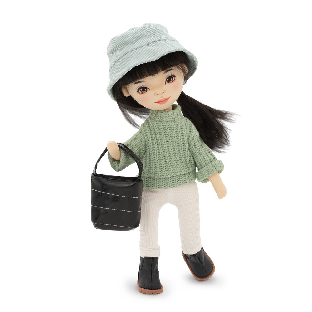Weiches Spielzeug, süße Schwestern - Lilu in einem grünen Pullover + Bonuszubehör (35 cm)