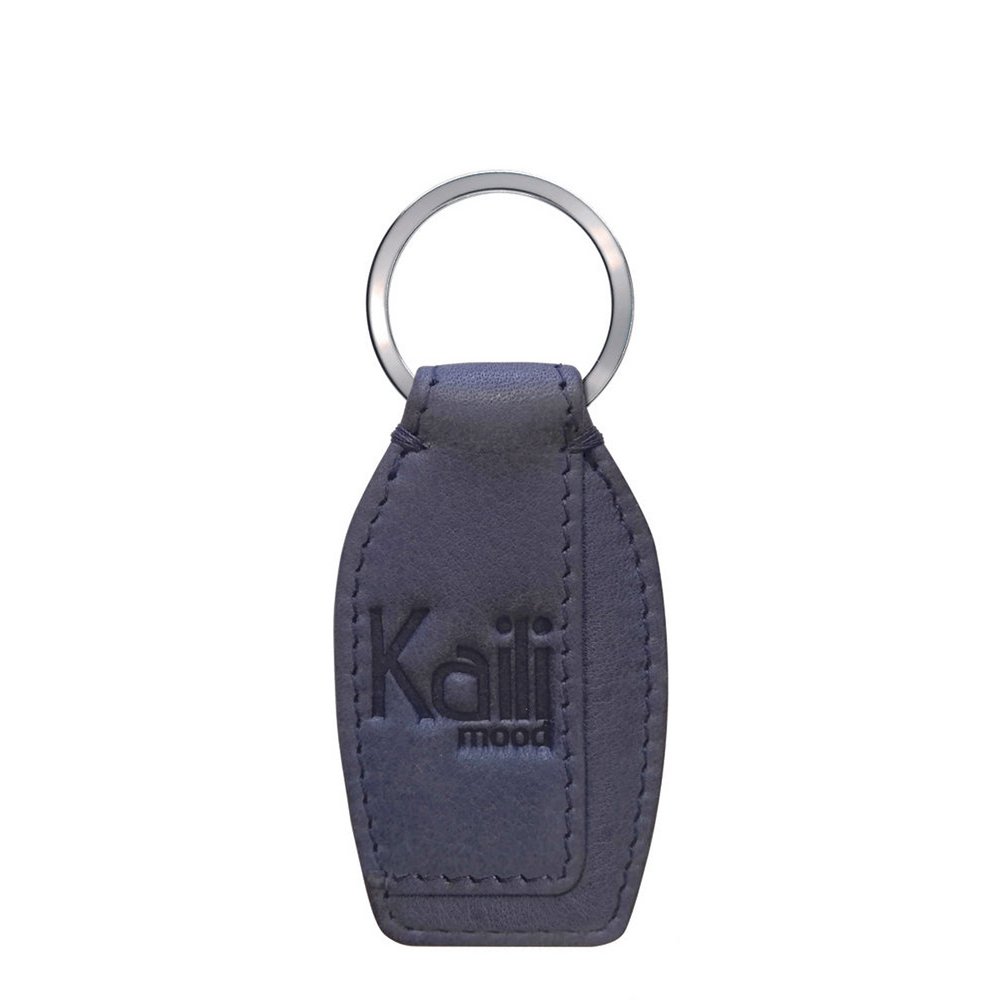 K10753PB | Sleutelhanger van echt volnerf leer, met lichte nerf. Avio-kleur. Ring van gepolijst nikkel. Totale afmetingen: 3,5 x 9 x 0,5 cm. Verpakking: stijve bodem/deksel geschenkdoos