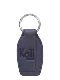 K10753PB | Sleutelhanger van echt volnerf leer, met lichte nerf. Avio-kleur. Ring van gepolijst nikkel. Totale afmetingen: 3,5 x 9 x 0,5 cm. Verpakking: stijve bodem/deksel geschenkdoos