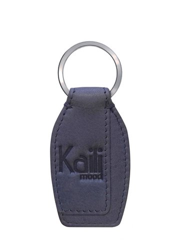 K10753PB | Schlüsselanhänger aus echtem Vollnarbenleder mit leichter Narbung. Avio-Farbe. Ring aus poliertem Nickel. Gesamtmaße: 3,5 x 9 x 0,5 cm. Verpackung: Geschenkbox mit starrem Boden/Deckel