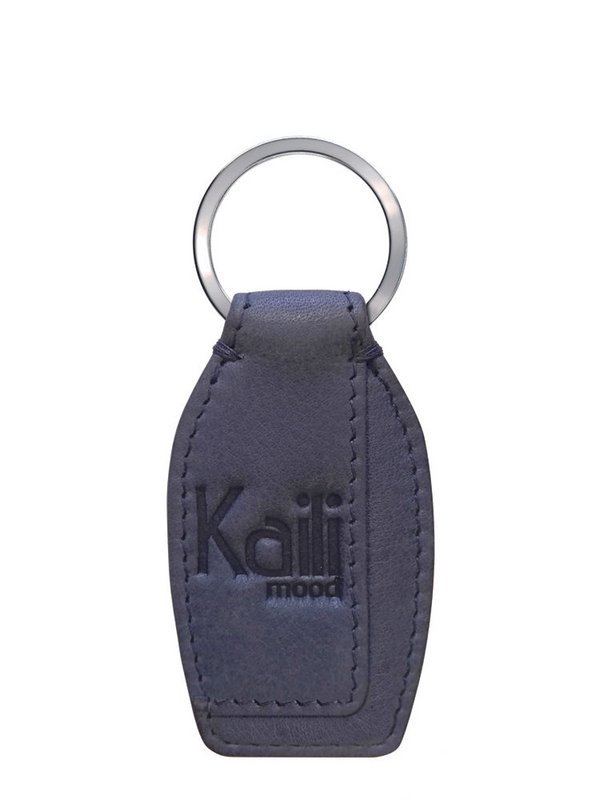 K10753PB | Sleutelhanger van echt volnerf leer, met lichte nerf. Avio-kleur. Ring van gepolijst nikkel. Totale afmetingen: 3,5 x 9 x 0,5 cm. Verpakking: stijve bodem/deksel geschenkdoos