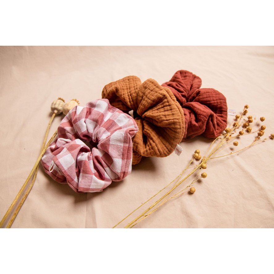 Scrunchie w kratkę różowa - duża