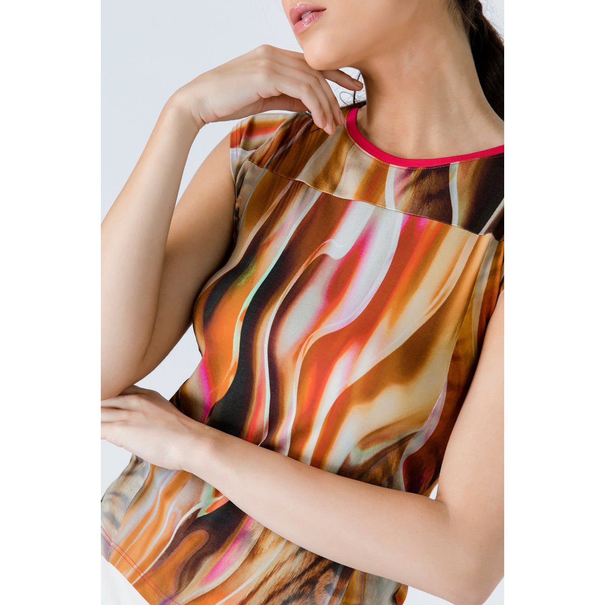 Top estampado con manga japonesa y detalle de ribete