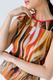 Top estampado con manga japonesa y detalle de ribete