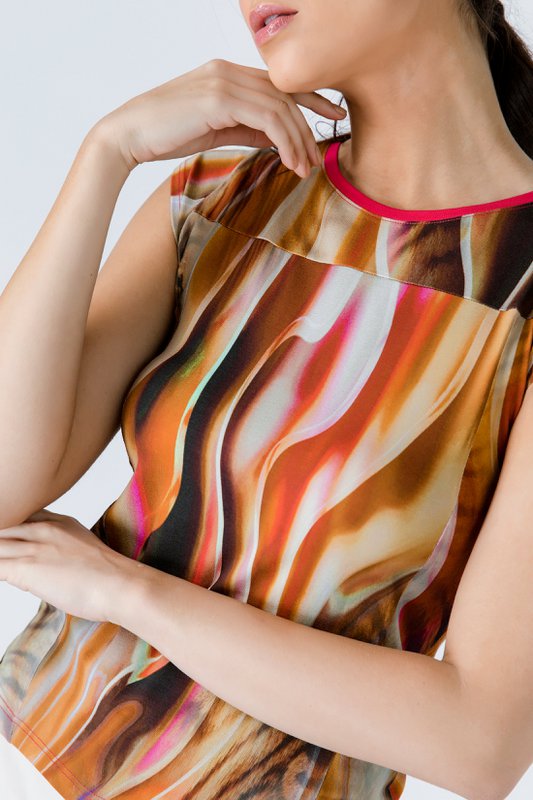 Top estampado con manga japonesa y detalle de ribete