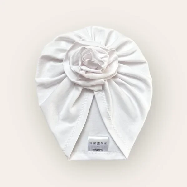 Turbante de flores blancas