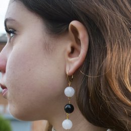 Ágata blanca y ónix negro Vermeil de oro amarillo, aretes de oro de 9k o 18k, joyería llamativa audaz y hermosa, aretes de oro vermeil, colección Bloom | por nlanlaVictory