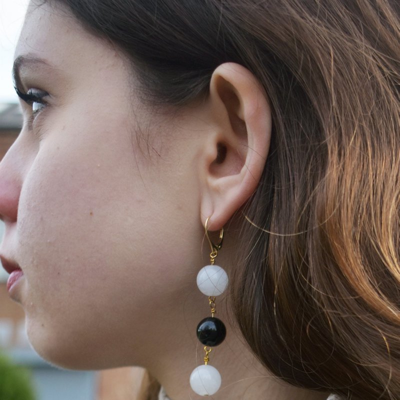 Ágata blanca y ónix negro Vermeil de oro amarillo, aretes de oro de 9k o 18k, joyería llamativa audaz y hermosa, aretes de oro vermeil, colección Bloom | por nlanlaVictory