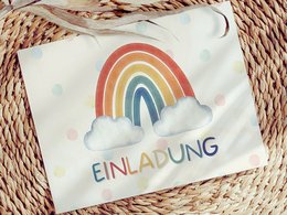 Regenboog uitnodigingskaart kinderfeestje of uitnodiging voor doop, communie, vormsel of jeugdwijding om de envelop in te vullen