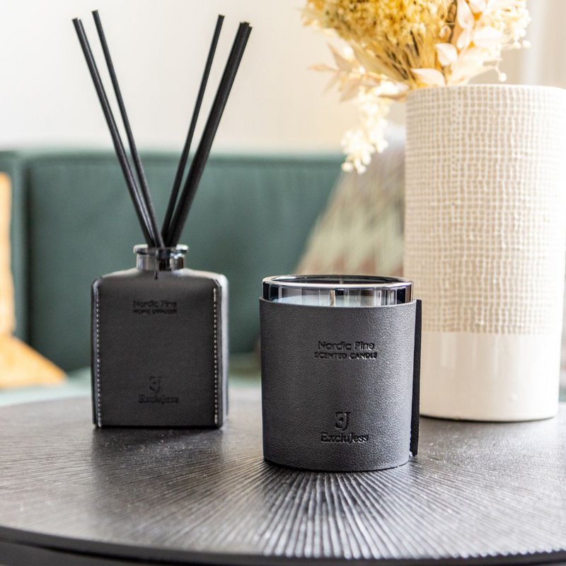 Premium leather scented candle - Nordic pine