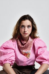 Foulard triangle "Panthéra" scarf in recycled polyester twill, ochre/terra color with leopard print, 68 cm x 106 cm.