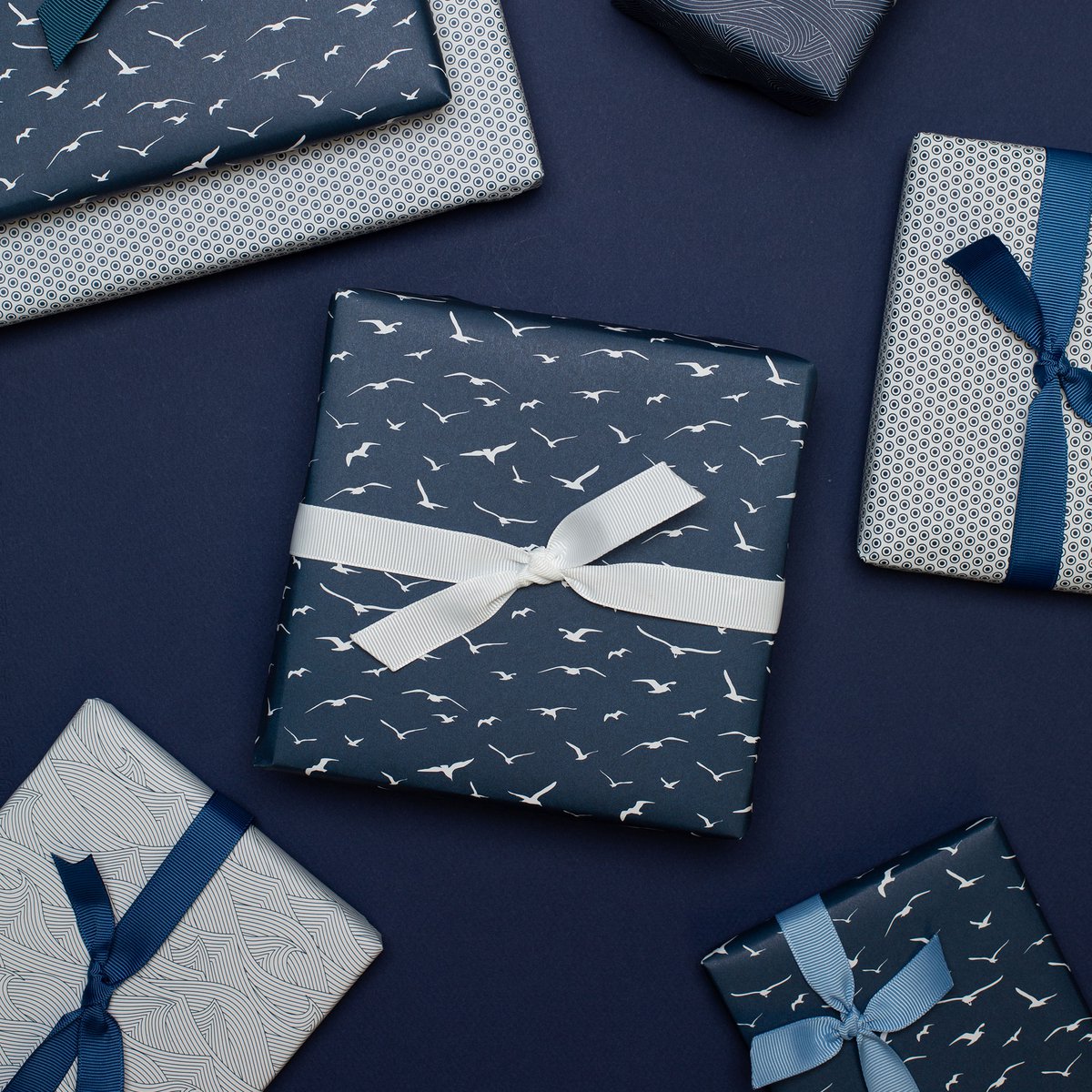 Bird wikkel papier blauw - maritiem inpakpapier met meeuwen, als een geschenkverpakking voor doop, communie of bevestiging