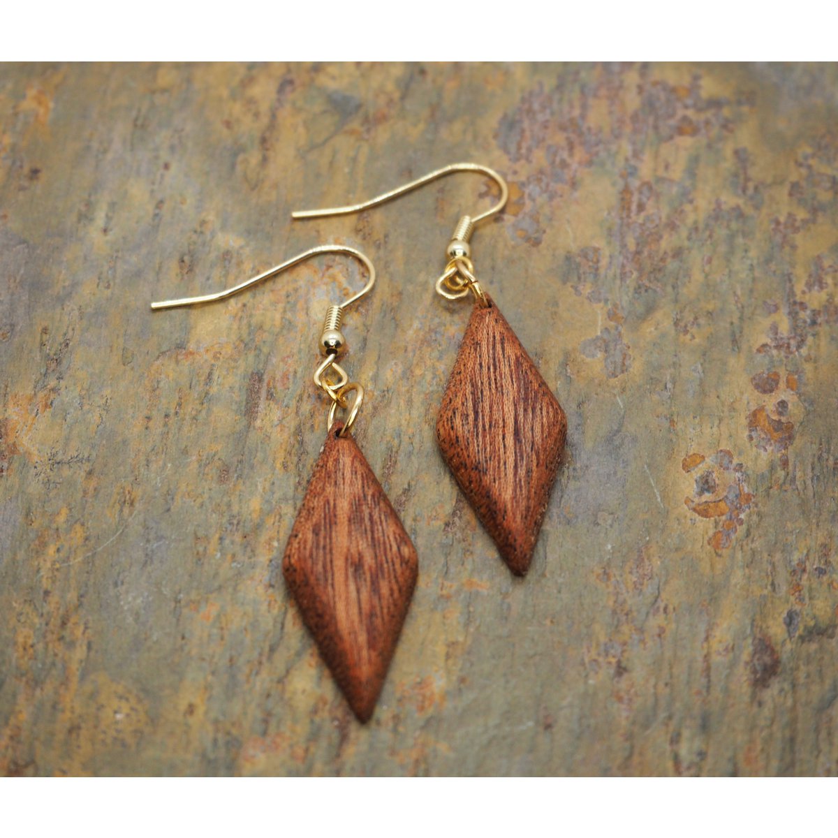 Boucles d'oreilles pendantes en forme de diamant en bois d'acajou fin, très léger, surface huilée mate, boucles d'oreilles en acier inoxydable plaqué or ou argent