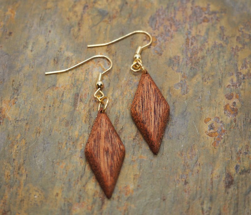 Boucles d'oreilles pendantes en forme de diamant en bois d'acajou fin, très léger, surface huilée mate, boucles d'oreilles en acier inoxydable plaqué or ou argent