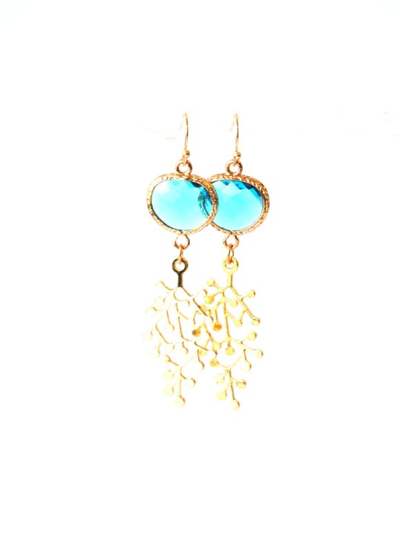 Ohrringe mit kristallblauem und vergoldetem Anhänger