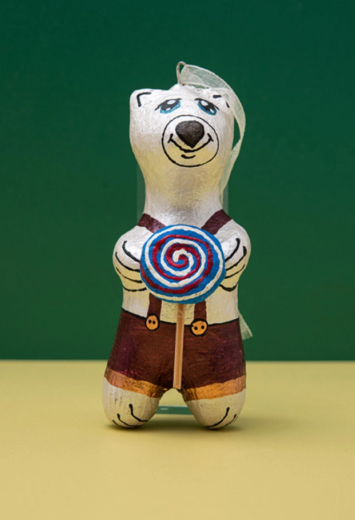 Ours en papier mâché fait à la main avec un bonbon