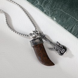 Collier à charme de guitare et corne