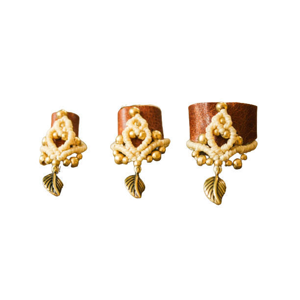 Dreadlock-Perle aus Leder und Makramee mit Messingdetails