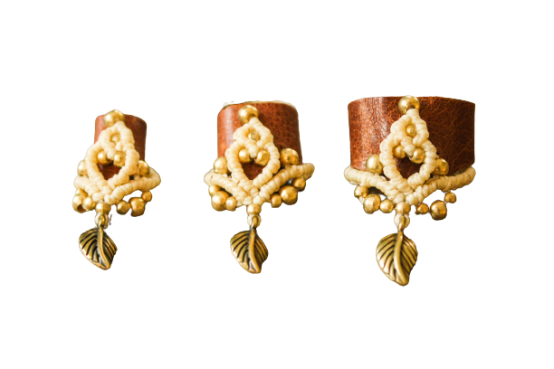 Dreadlock-Perle aus Leder und Makramee mit Messingdetails