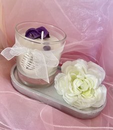 Amethyst and lavender lithotherapy candle with floral accents. Soy wax candle with natural stone and flower decor.