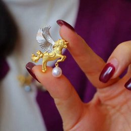 Versátil broche de unicornio ángel con perla de Akoya