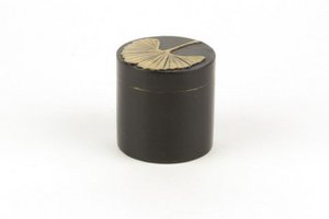Gingko Muster Pillendose in Stein