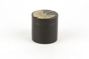 Gingko Muster Pillendose in Stein