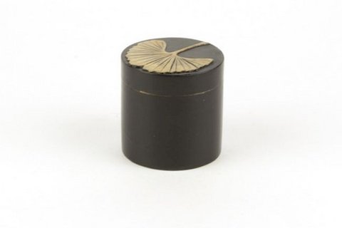 Gingko Muster Pillendose in Stein