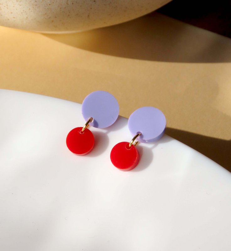 Big Dotty acrylic earrings in lilac red