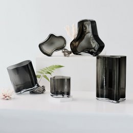 Neue moderne Designvase, inspiriert von CORAL und Aalto, COR13 grau