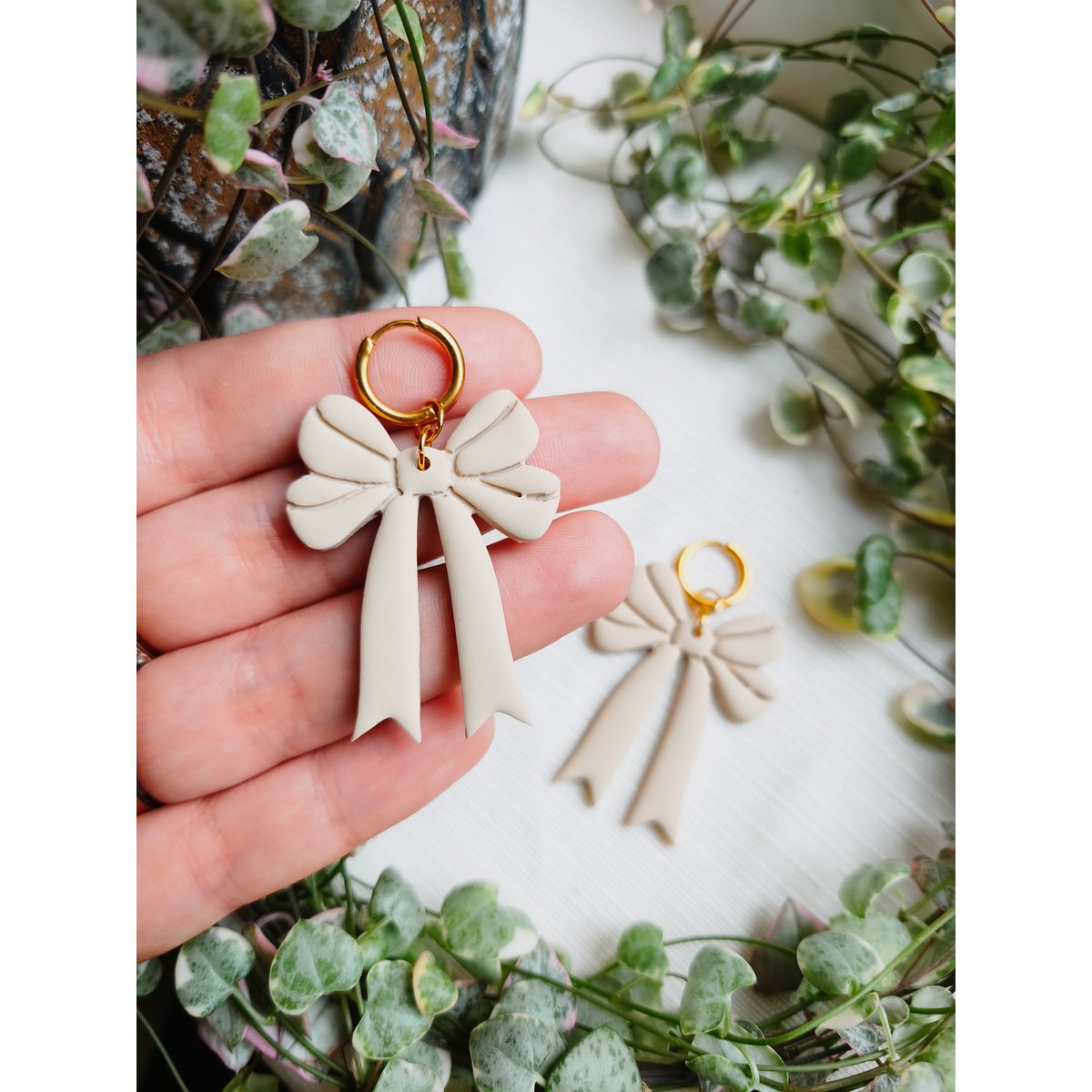 Boucles d'oreilles noeud beige