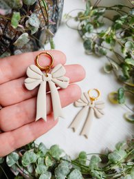 Boucles d'oreilles noeud beige