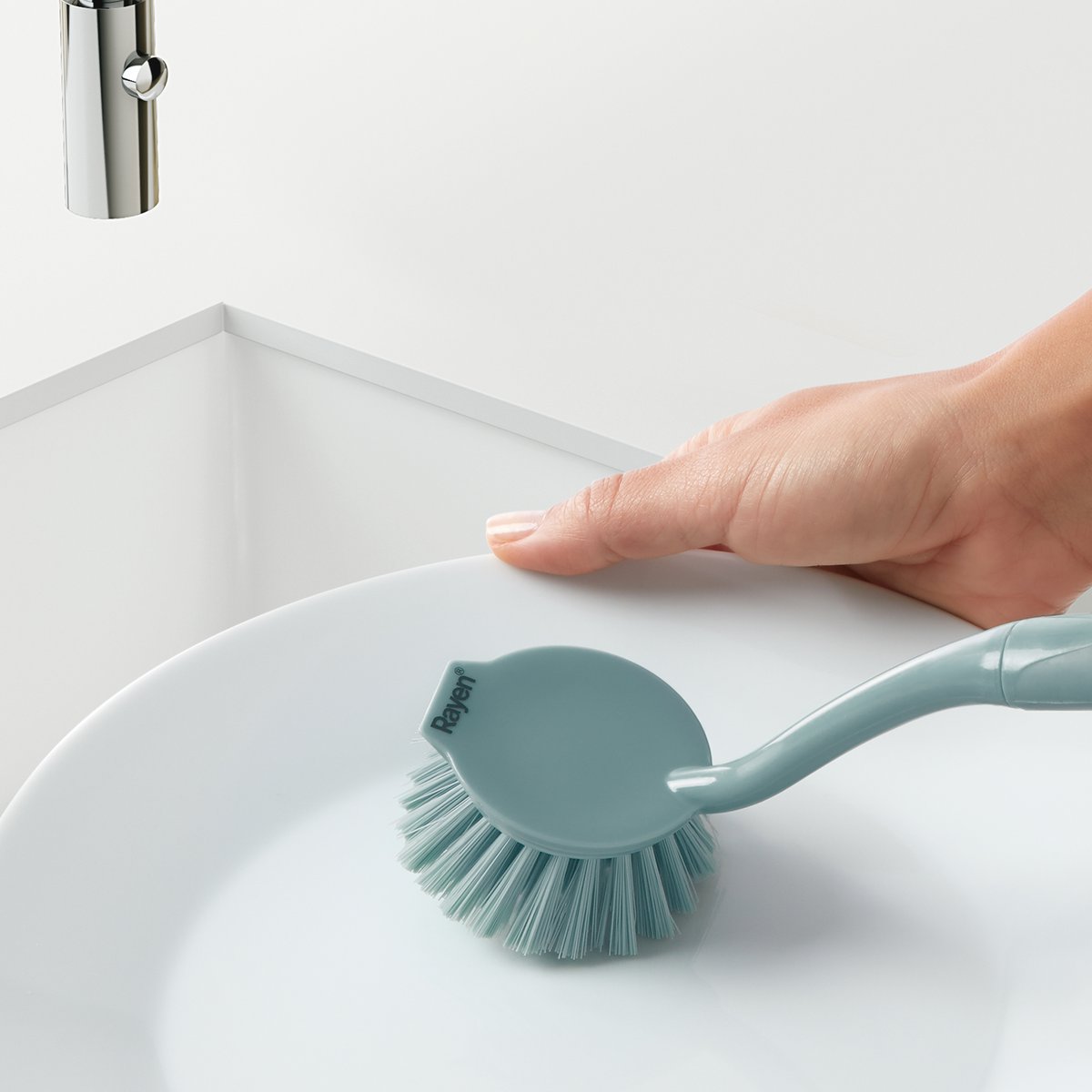 Rayen - Cepillo de Cocina Multifuncional, Mango Ergonómico Suave al Tacto, Limpiador de Superficies Antiadherente, Antiarañazos, Raspador Integrado para Residuos Resistentes, Azul, Dimensiones 27 × 6 × 3,8 cm