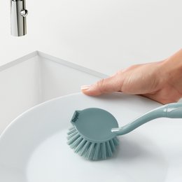 Rayen – Multifunktionale Küchenbürste, ergonomischer Soft-Touch-Griff, antihaftbeschichteter Oberflächenreiniger, kratzfest, integrierter Schaber für hartnäckige Rückstände, blau, Maße 27 × 6 × 3,8 cm