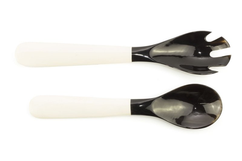 Petits couverts en corne noire avec manche en os