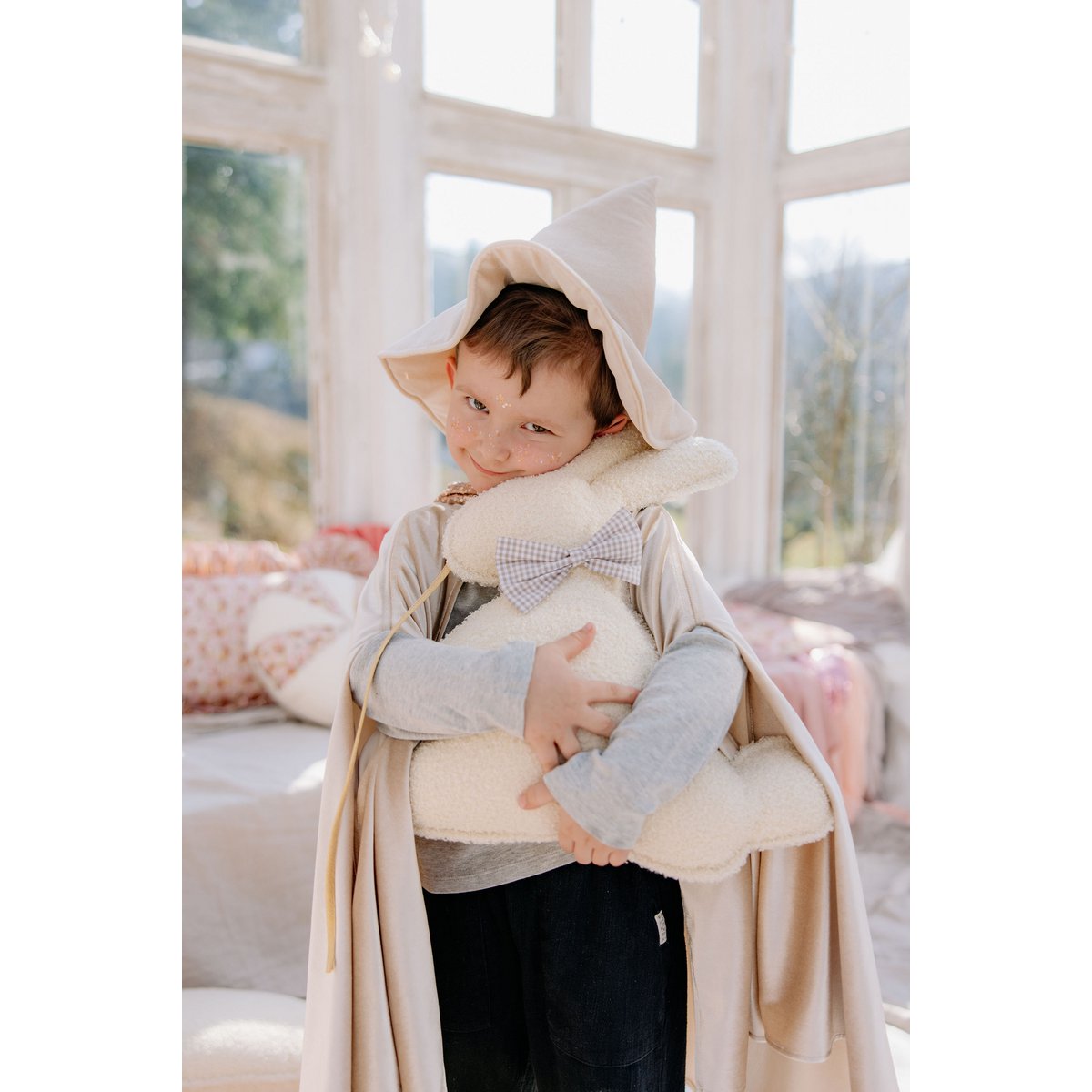 Flauschiger Boucle Osterhasen Kissen "Beige Bow"