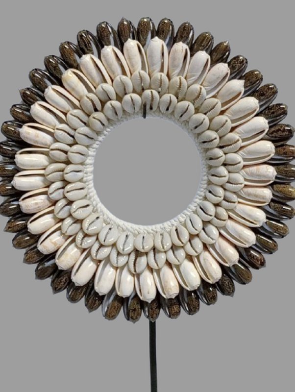 Collana Papua Collana di conchiglie su decorazione di conchiglia standard Copia