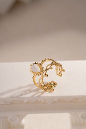 Golden stalen ring geopend met kleurrijke steen