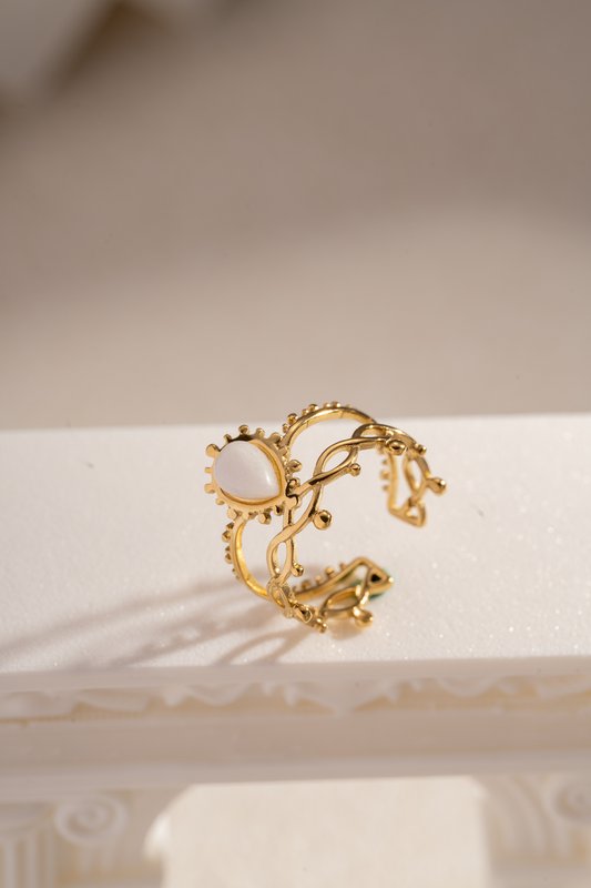 Golden stalen ring geopend met kleurrijke steen